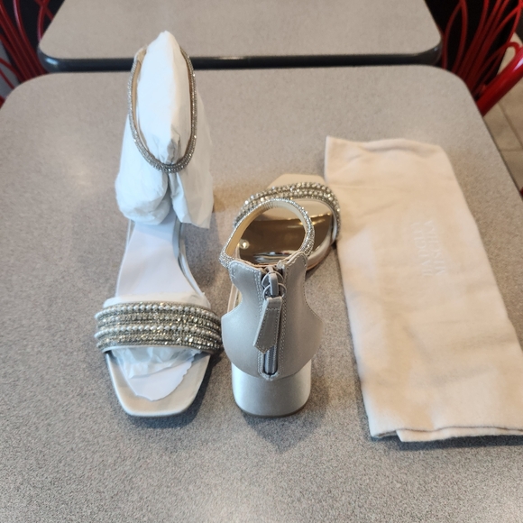 Badgley Mischka block sandals - Picture 3 of 3